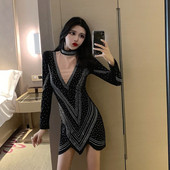 Stilinga moteriška juoda suknelė žema apykakle ir ilgomis rankovėmis