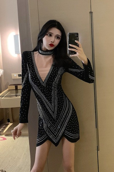 Stilinga moteriška juoda suknelė žema apykakle ir ilgomis rankovėmis