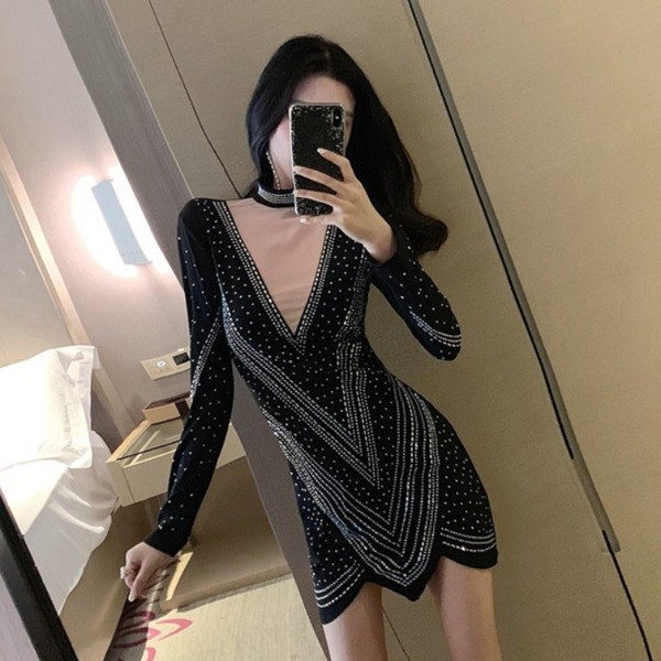 Stilinga moteriška juoda suknelė žema apykakle ir ilgomis rankovėmis