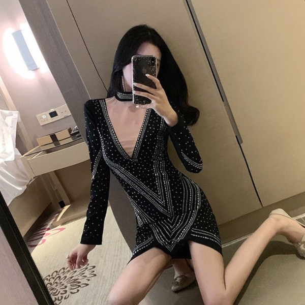 Stilinga moteriška juoda suknelė žema apykakle ir ilgomis rankovėmis