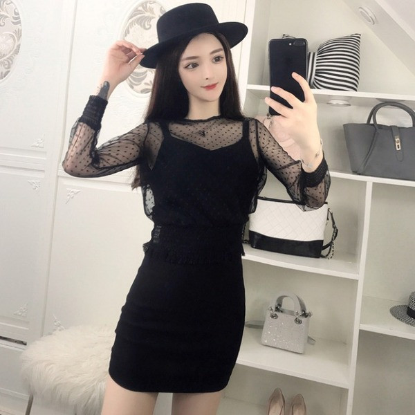 Prigludusi moteriška suknelė su tiulio viršumi