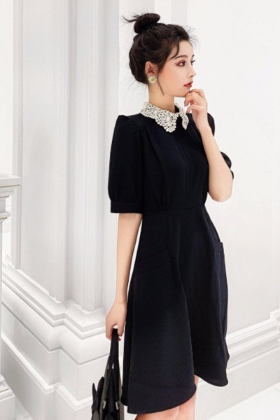 Стилна дамска рокля с джобове и дантелена яка