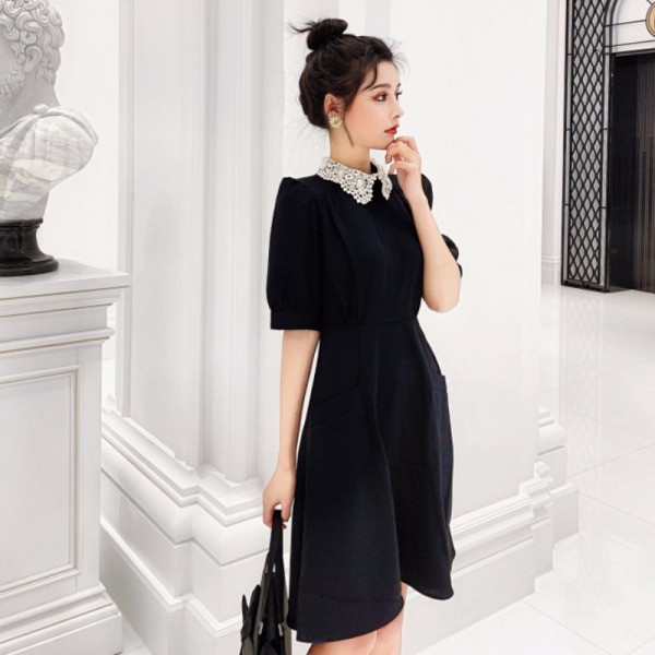 Стилна дамска рокля с джобове и дантелена яка