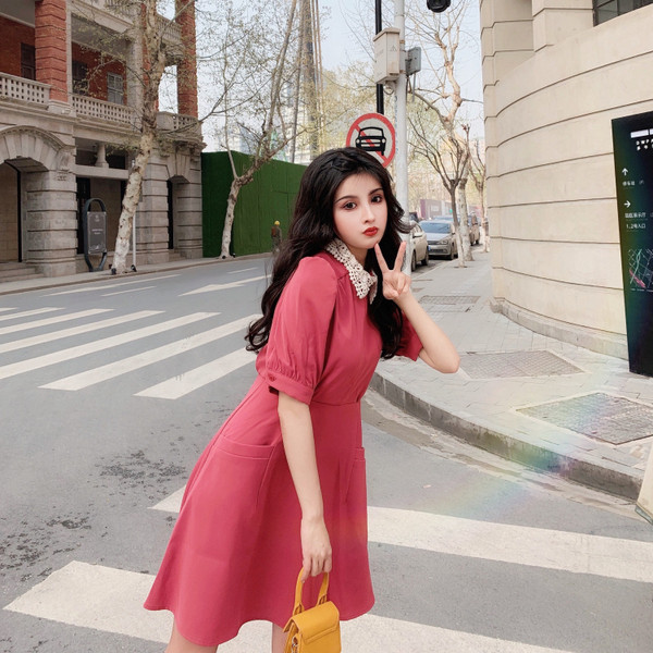 Стилна дамска рокля с джобове и дантелена яка