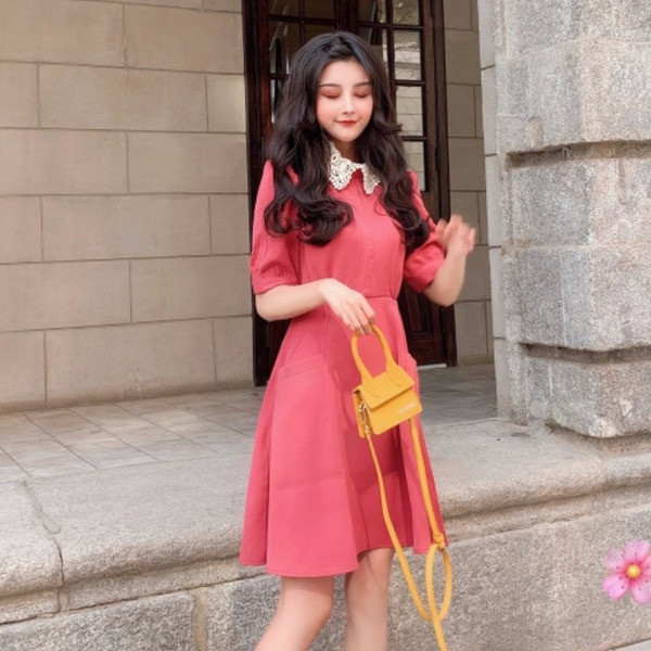 Стилна дамска рокля с джобове и дантелена яка