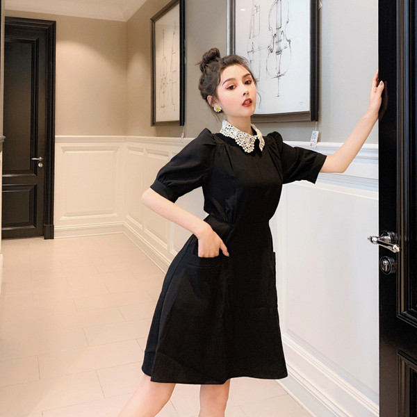 Стилна дамска рокля с джобове и дантелена яка