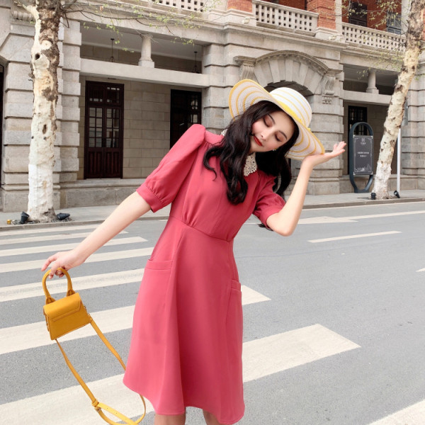 Стилна дамска рокля с джобове и дантелена яка