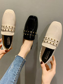 Laisvalaikiai moteriški lakuotos odos batai su metalinėmis akutėmis