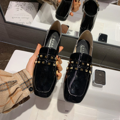 Laisvalaikiai moteriški lakuotos odos batai su metalinėmis akutėmis