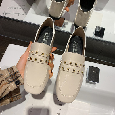 Laisvalaikiai moteriški lakuotos odos batai su metalinėmis akutėmis