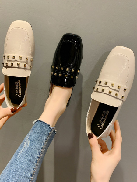 Laisvalaikiai moteriški lakuotos odos batai su metalinėmis akutėmis