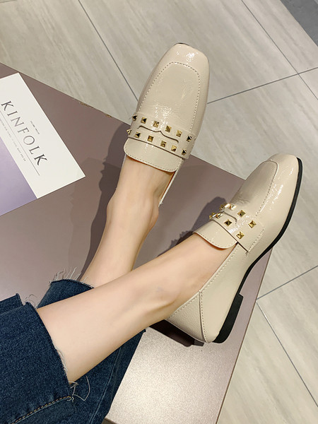 Laisvalaikiai moteriški lakuotos odos batai su metalinėmis akutėmis