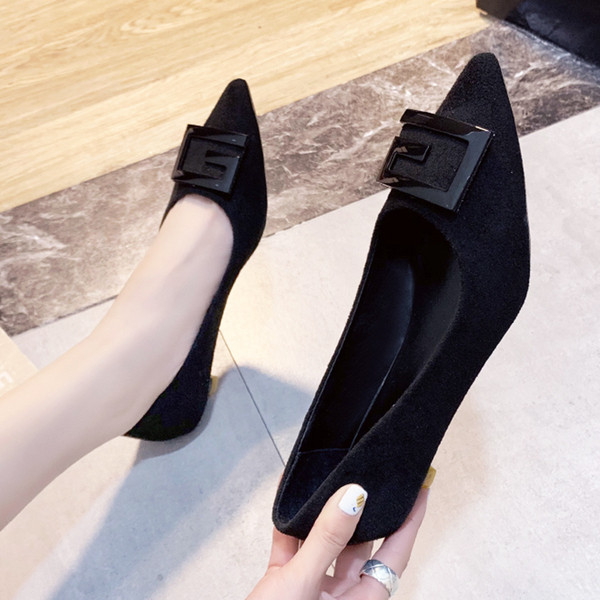 Naiste madala kontsaga ja pandlaga seemisnahast kingad