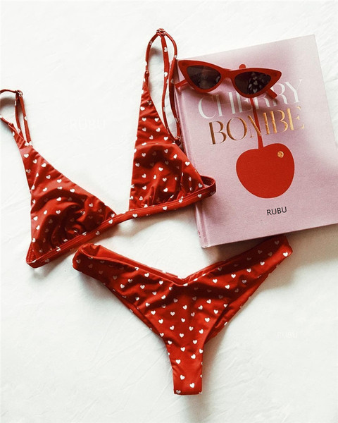 Dviejų dalių moteriškas maudymosi kostiumėlis su trikampiais kaušeliais ir bikiniu