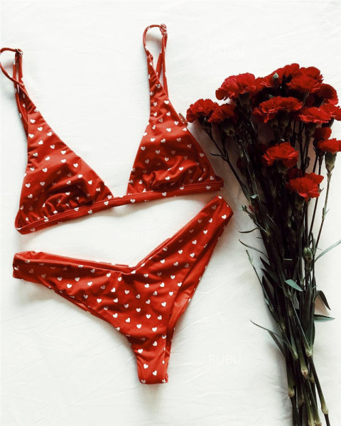 Dviejų dalių moteriškas maudymosi kostiumėlis su trikampiais kaušeliais ir bikiniu