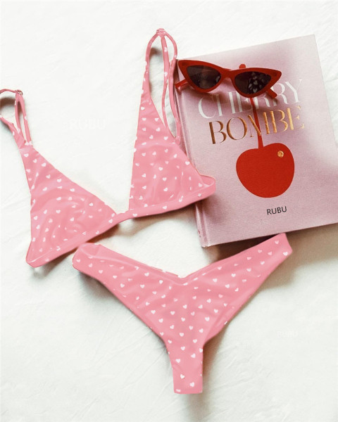 Dviejų dalių moteriškas maudymosi kostiumėlis su trikampiais kaušeliais ir bikiniu