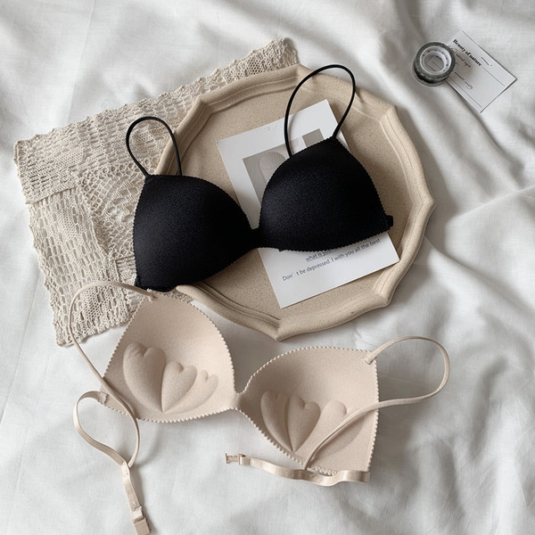 Stilingas moteriškas liemenėlės paprastas modelis su trikampio formos ir plonais petnešėlėmis