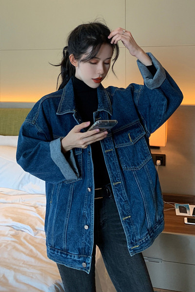 Moteriškos džinsinės striukės platus modelis su kišenėmis ir klasikine apykakle