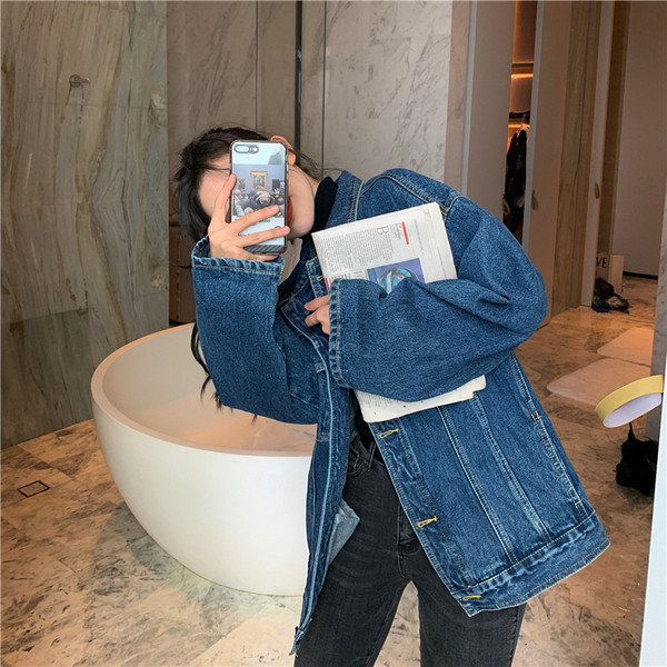 Moteriškos džinsinės striukės platus modelis su kišenėmis ir klasikine apykakle