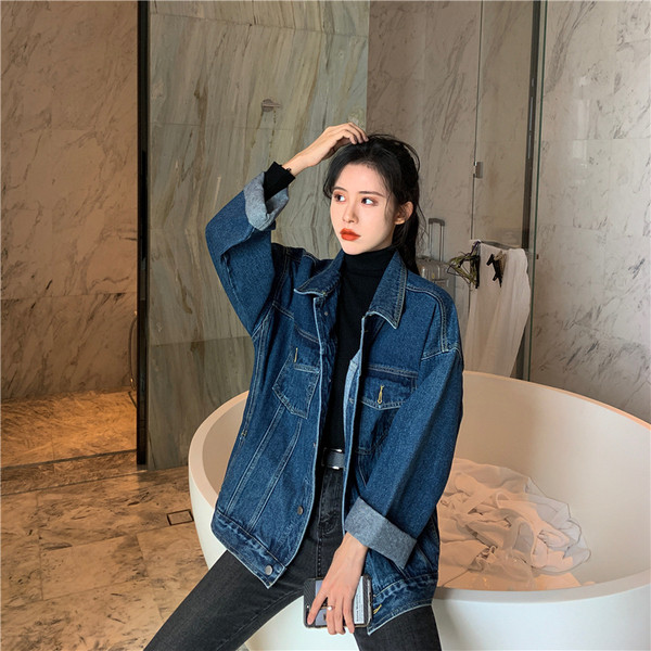 Moteriškos džinsinės striukės platus modelis su kišenėmis ir klasikine apykakle