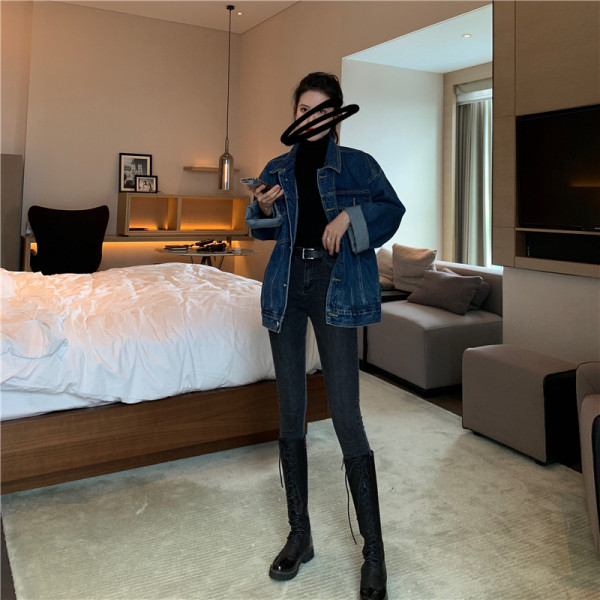 Moteriškos džinsinės striukės platus modelis su kišenėmis ir klasikine apykakle