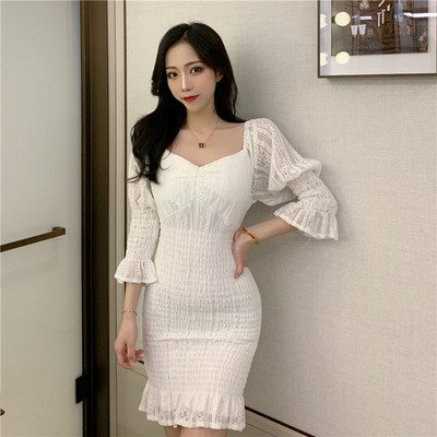 Prigludusi moteriška suknelė krentančiomis rankovėmis