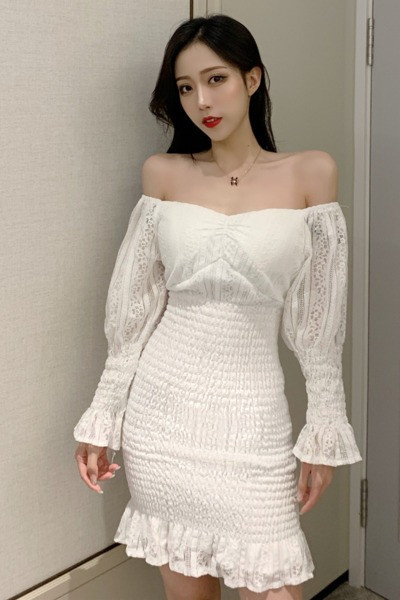 Prigludusi moteriška suknelė krentančiomis rankovėmis