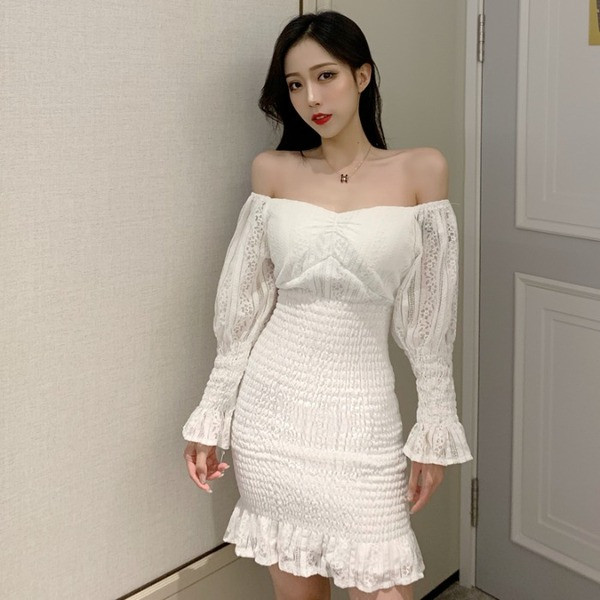 Prigludusi moteriška suknelė krentančiomis rankovėmis