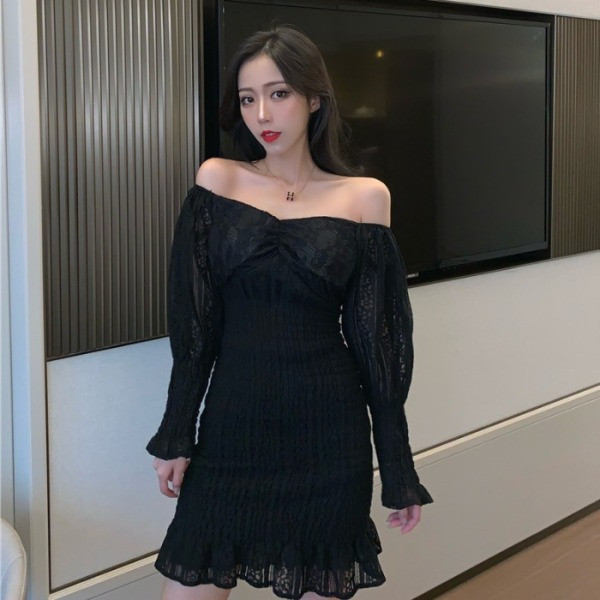 Prigludusi moteriška suknelė krentančiomis rankovėmis