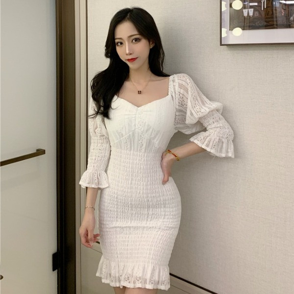 Prigludusi moteriška suknelė krentančiomis rankovėmis