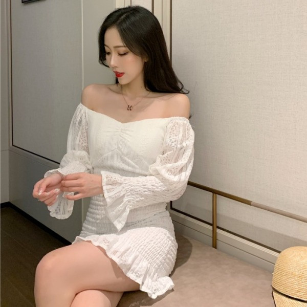 Prigludusi moteriška suknelė krentančiomis rankovėmis