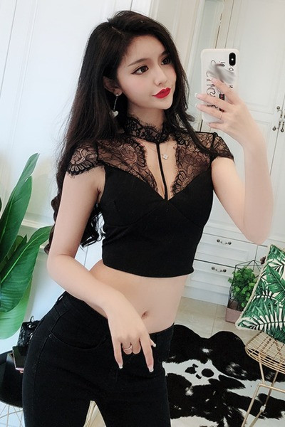 Trumpa moteriška palaidinė su nėrinių elementais