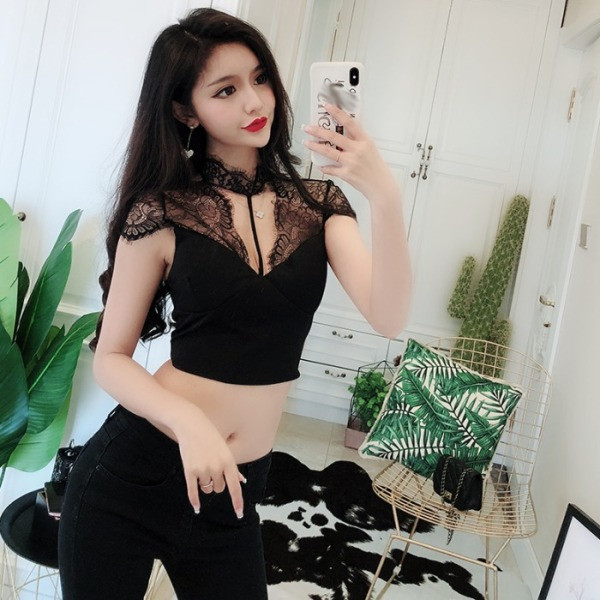 Trumpa moteriška palaidinė su nėrinių elementais