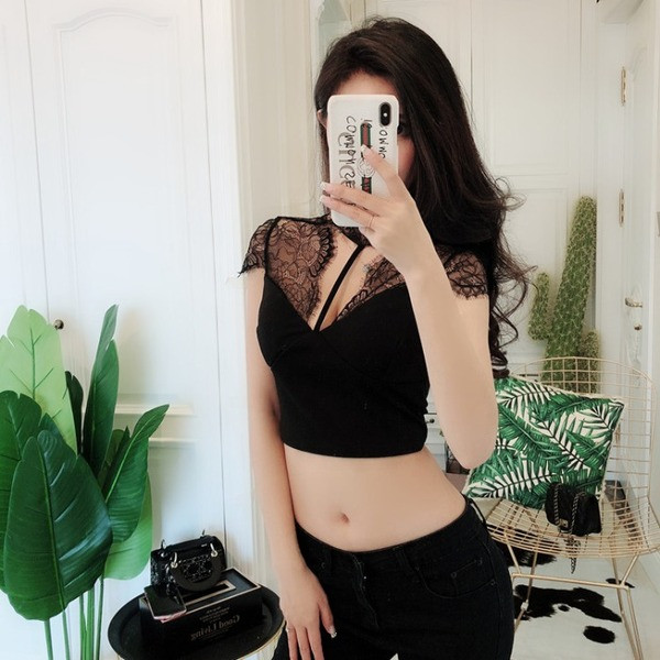 Trumpa moteriška palaidinė su nėrinių elementais