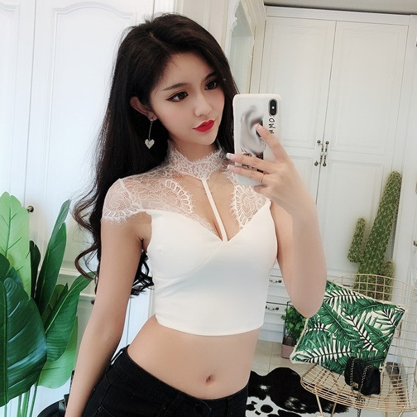 Trumpa moteriška palaidinė su nėrinių elementais