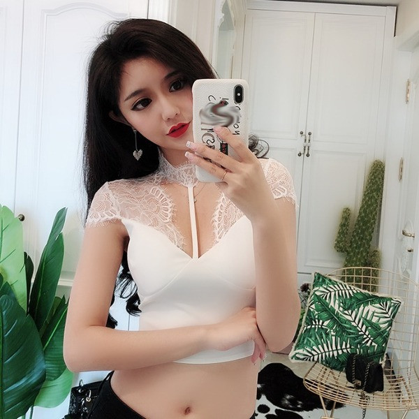 Trumpa moteriška palaidinė su nėrinių elementais