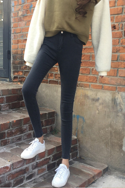 Liikuvad kõrge vöökohaga ja 9/10 pikkusega naiste teksad