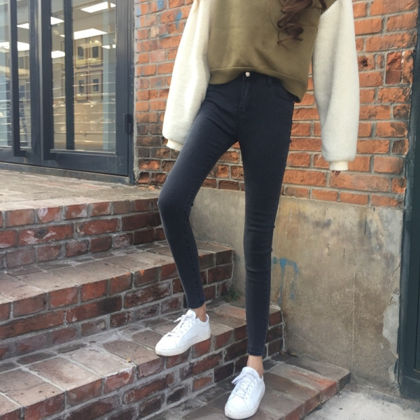 Liikuvad kõrge vöökohaga ja 9/10 pikkusega naiste teksad