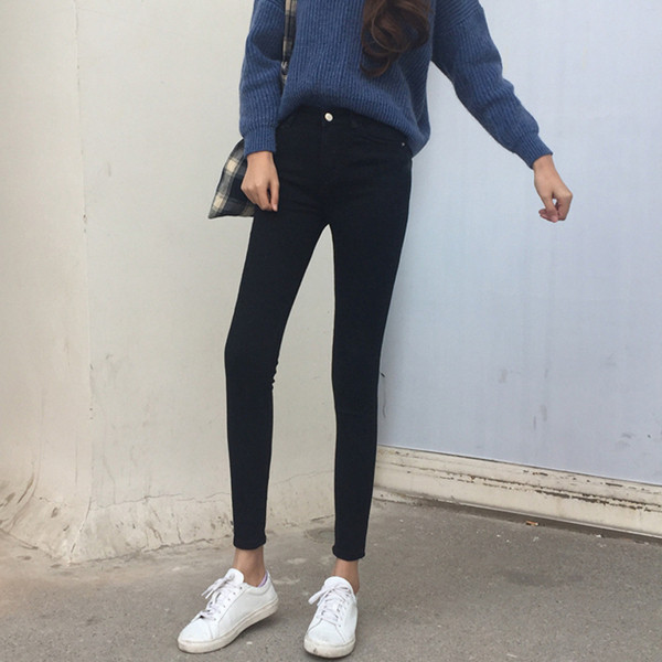 Liikuvad kõrge vöökohaga ja 9/10 pikkusega naiste teksad