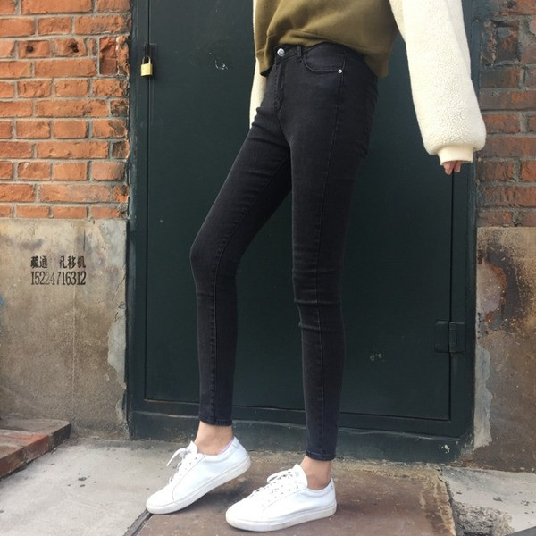 Liikuvad kõrge vöökohaga ja 9/10 pikkusega naiste teksad