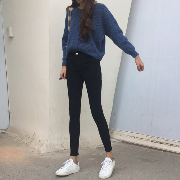 Liikuvad kõrge vöökohaga ja 9/10 pikkusega naiste teksad