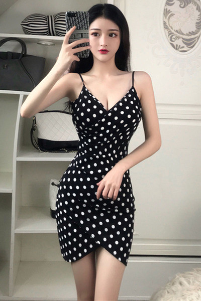 Šiuolaikinė moteriška taškuota suknelė plonais petnešėlėmis