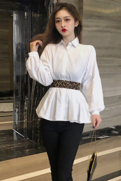 Moteriški marškiniai su klasikine apykakle ir diržu su leopardo raštu