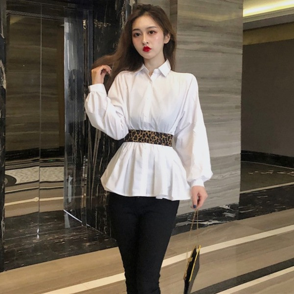 Moteriški marškiniai su klasikine apykakle ir diržu su leopardo raštu