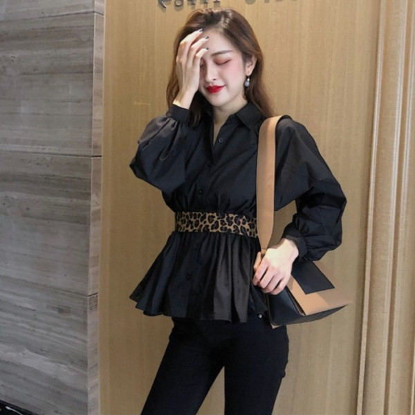 Moteriški marškiniai su klasikine apykakle ir diržu su leopardo raštu