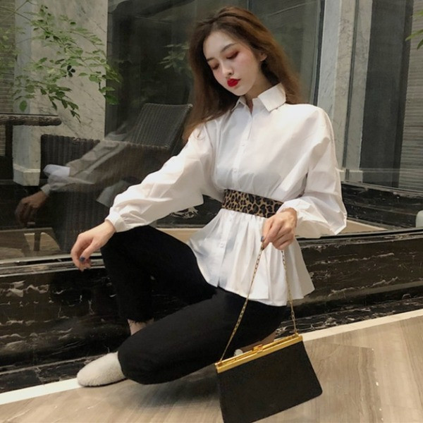 Moteriški marškiniai su klasikine apykakle ir diržu su leopardo raštu