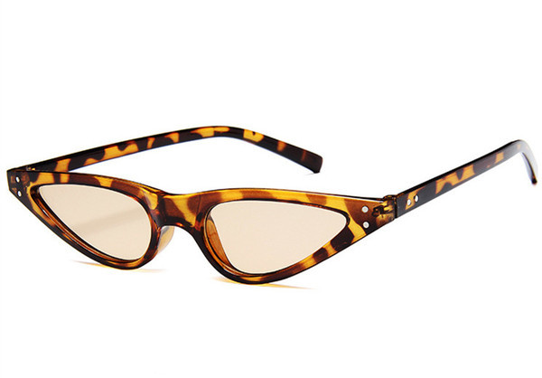 Moteriški retro stiliaus akiniai nuo saulės