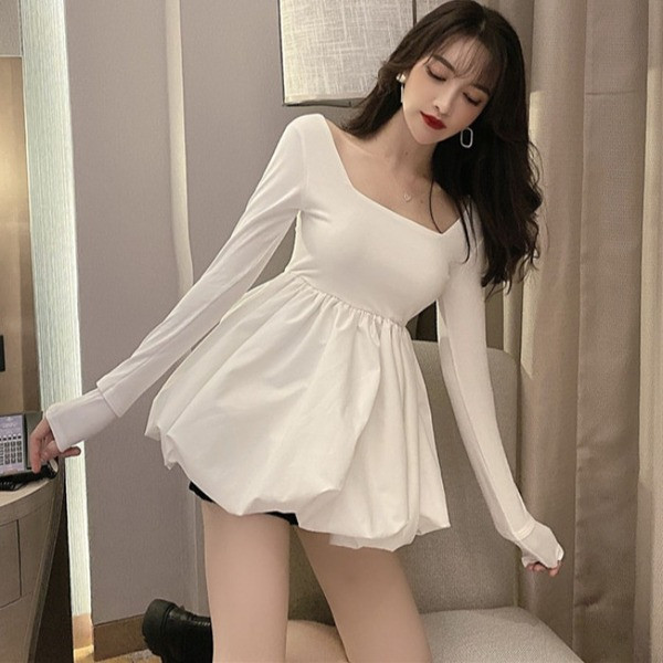 Iškirpta moteriška palaidinė kvadratine iškirpte