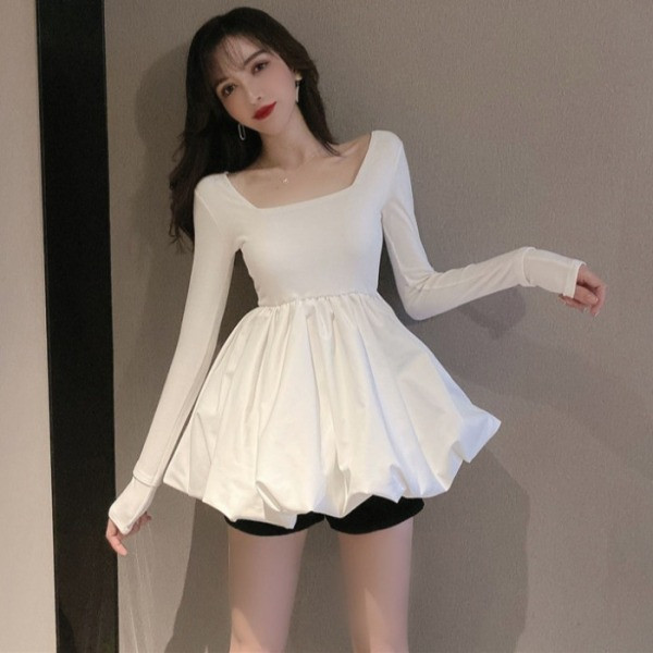 Iškirpta moteriška palaidinė kvadratine iškirpte