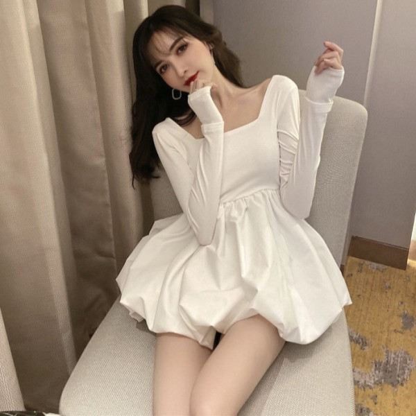 Iškirpta moteriška palaidinė kvadratine iškirpte